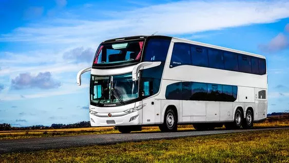 "Imagen de un viaje en micro a Bariloche con paisajes impresionantes y experiencias inolvidables. ¡Reserva tu aventura ahora!"