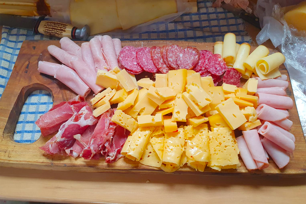 Picada de fiambres y quesos Restaurante Surprise Bariloche